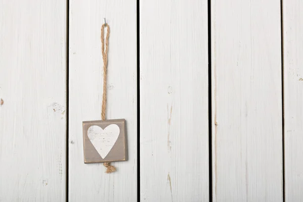 Cuore su sfondo di legno bianco — Foto Stock