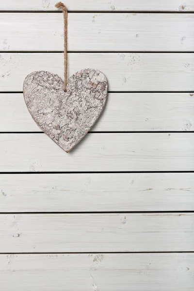 Corazón sobre fondo de madera blanca —  Fotos de Stock