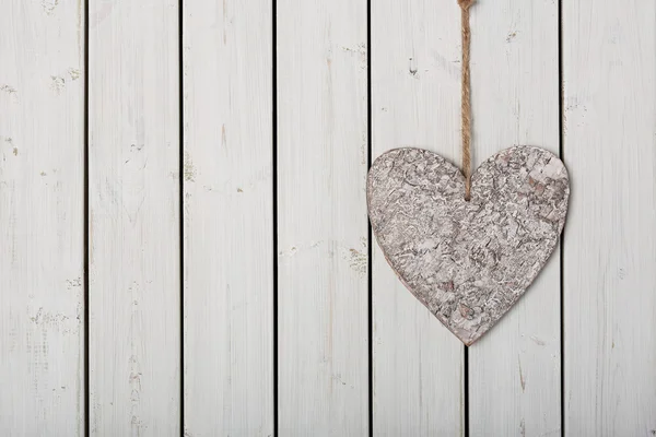 Corazón rojo sobre fondo de madera blanco — Foto de Stock