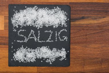Ahşap kaplamalı siyah tabakta tuz