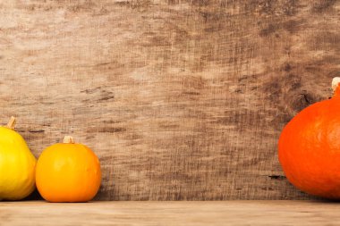 Kabaklar eski ahşap zemin üzerine sonbahar çerçeve