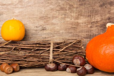Kabaklar eski ahşap zemin üzerine sonbahar çerçeve