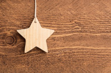 Ahşap arka planda noel süslemesi