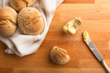 Taze pişmiş çörekler tereyağı ve tuz