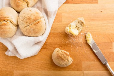 Taze pişmiş çörekler tereyağı ve tuz