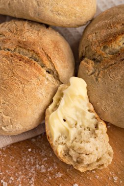 Taze pişmiş çörekler tereyağı ve tuz