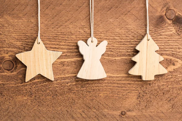 Ahşap arka planda noel süslemesi