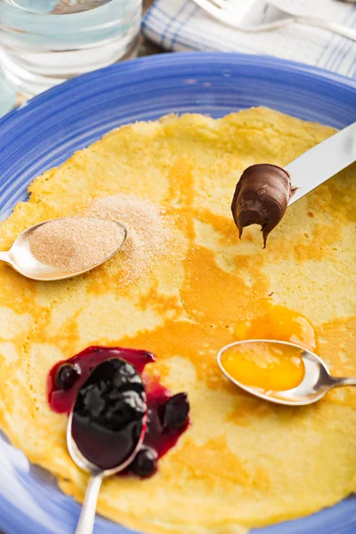 Crepe com geléia, nougat e canela — Fotografia de Stock