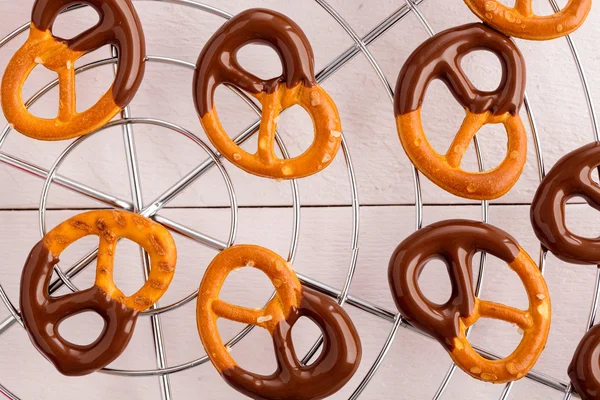Koyu çikolata kaplamalı simit