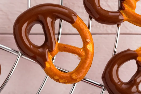 Bretzels enrobés de chocolat noir Images De Stock Libres De Droits