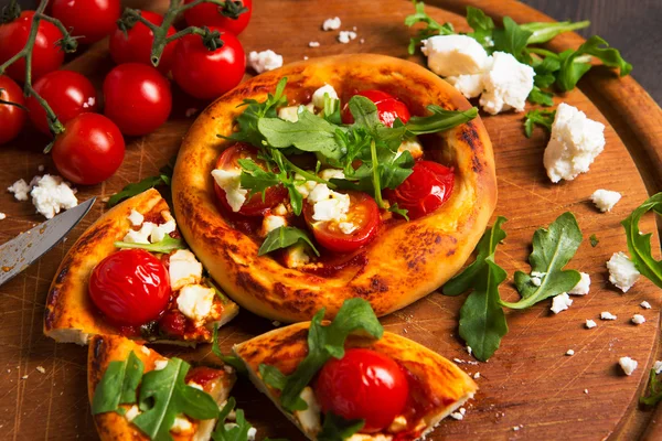 Lezzetli mini pizza domates ve diğer malzemeler