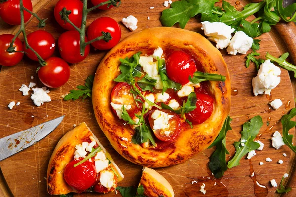 Lezzetli mini pizza domates ve diğer malzemeler