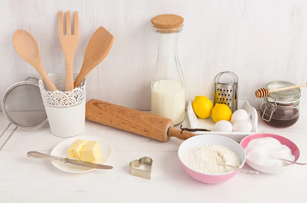 Bakken ingrediënten en gebruiksvoorwerpen — Stockfoto