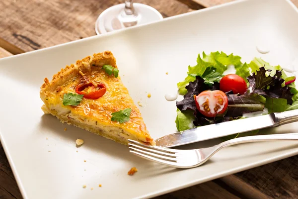 Scheibe Quiche Lorraine - französische Küche — Stockfoto