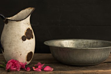 Ahşap arka plan ile eski paslı kavanoz