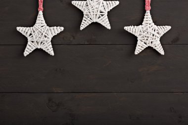 Ahşap arka planda noel süslemesi