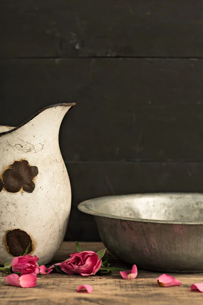 Oude roestige pot met houten achtergrond — Stockfoto