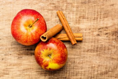 Ahşap arka plan ile kırmızı elmalar