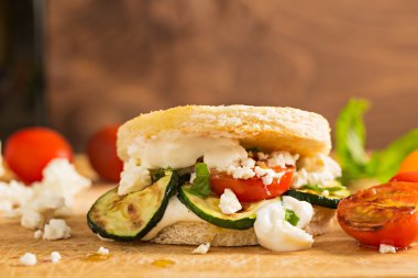 Kızarmış domates ve beyaz peynir ile vejetaryen Burger