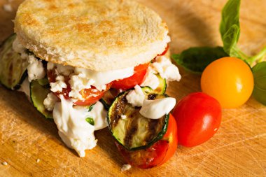 Kızarmış domates ve beyaz peynir ile vejetaryen Burger