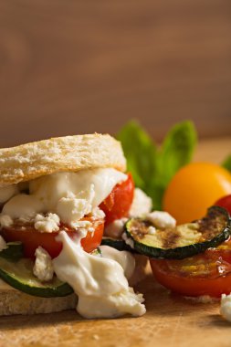 Kızarmış domates ve beyaz peynir ile vejetaryen Burger