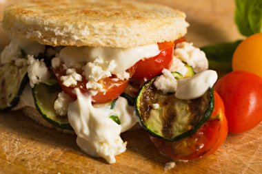 Kızarmış domates ve beyaz peynir ile vejetaryen Burger