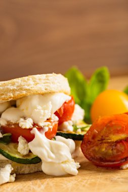 Kızarmış domates ve beyaz peynir ile vejetaryen Burger