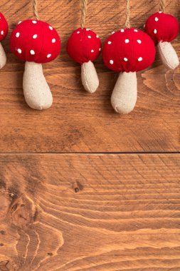 Noel dekorasyon - ahşap arka plan üzerinde mantar