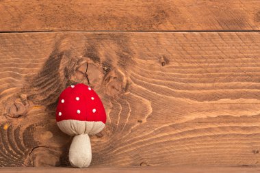 Noel dekorasyon - ahşap arka plan üzerinde mantar