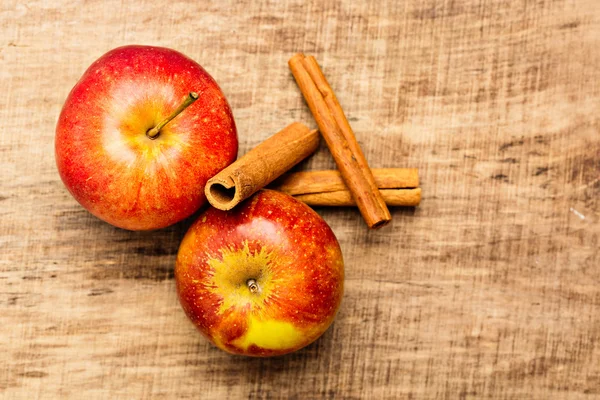 Ahşap arka plan ile kırmızı elmalar