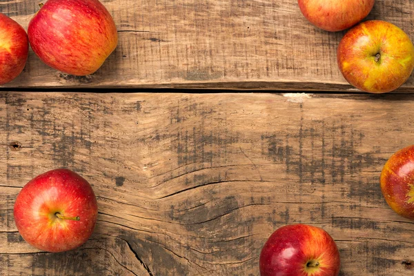 Ahşap arka plan ile kırmızı elmalar