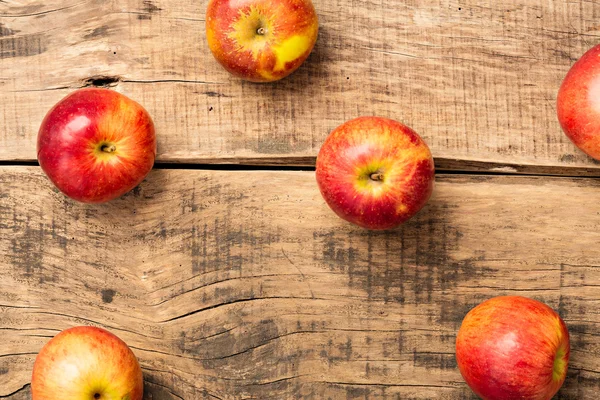 Ahşap arka plan ile kırmızı elmalar