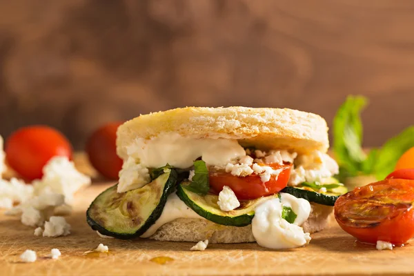 Kızarmış domates ve beyaz peynir ile vejetaryen Burger