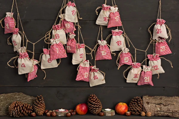 Calendário de Natal com fundo rústico — Fotografia de Stock