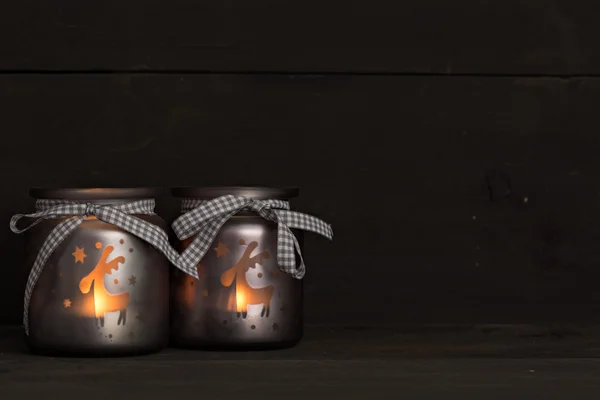 Kerst kaarsen met donkere houten achtergrond — Stockfoto