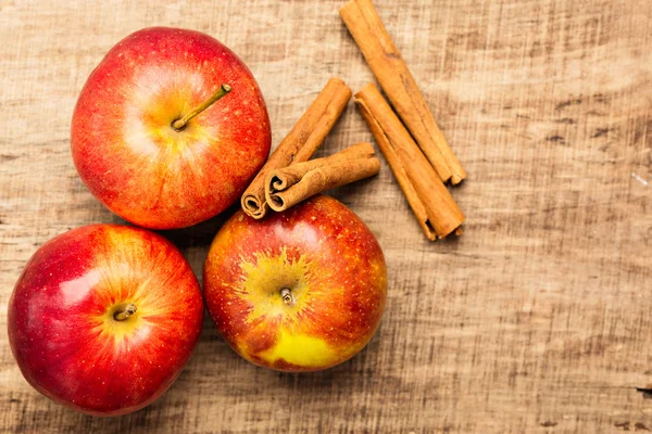 Красные яблоки с деревянным фоном Лицензионные Стоковые Изображения