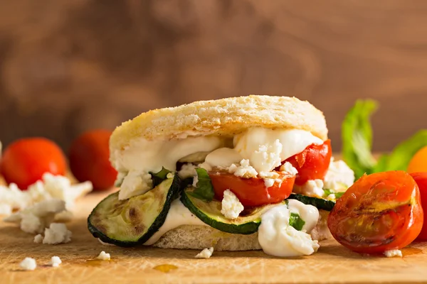 Burger végétarien à la tomate frite et au fromage feta Image En Vente