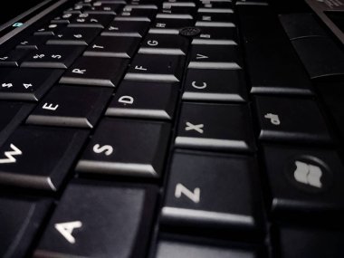 Laptop klavyesinin siyah fotoğrafı