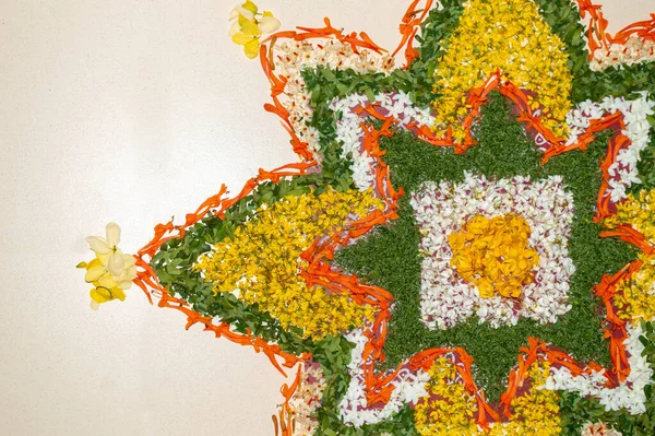 Kerala 'daki onam kutlamaları sırasında yerde yapılan çiçek süslemeleri. Malayalam 'da pookalam olarak da bilinir. Malayalis tarafından çok sevilen kralları Mahabali 'yi karşılamak için dünya çapında kutlanan on günlük bir festival. .