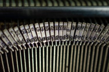 Daktilo, yazıcının hareket edebilen tipine benzer karakterleri yazmak için kullanılan mekanik veya elektromekanik bir makinedir. Bir dizi tuşu var ve her biri kağıtta farklı bir karakterin oluşmasına neden oluyor..