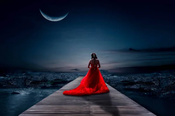 Gelin, güzel bir yarım ay gecesinde tahta bir köprüde durdu..