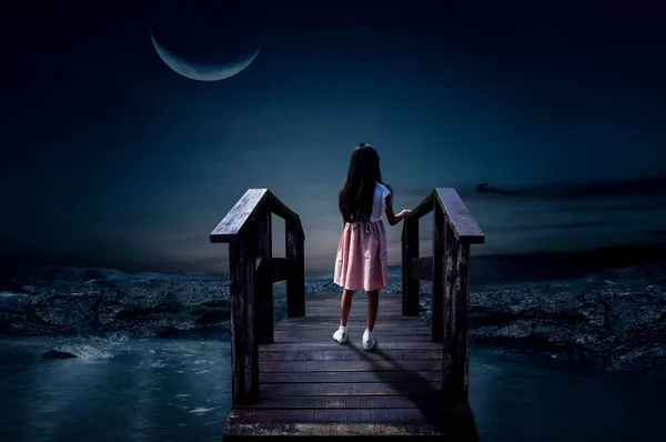 Mladá Dívka Stojí Sama Dřevěném Mostě Půlměsíční Noci — Stock fotografie