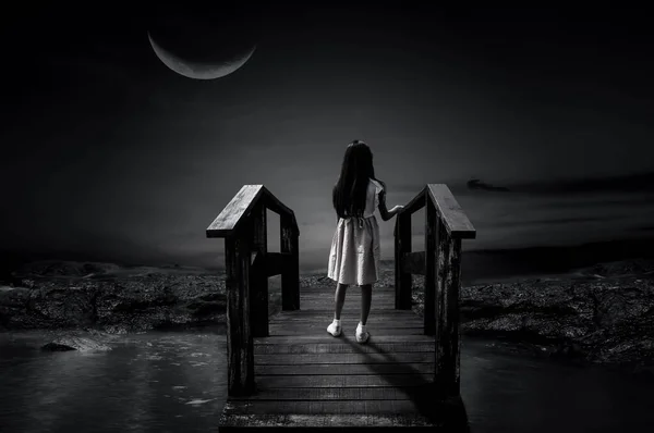 Ένα Νεαρό Κορίτσι Στέκεται Μόνο Του Μια Ξύλινη Γέφυρα Νωρίς — Φωτογραφία Αρχείου