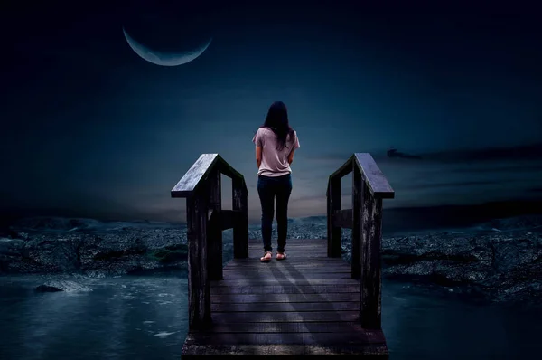 Mladá Žena Stojí Sama Dřevěném Mostě Brzy Ráno Půlnoc — Stock fotografie