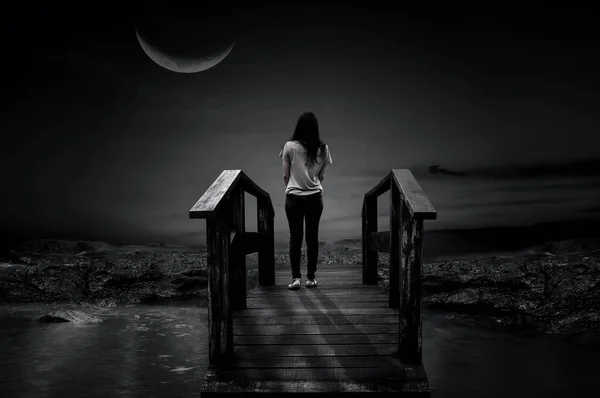 Μια Γυναίκα Στέκεται Μια Ξύλινη Γέφυρα Στο Σκοτάδι Του Πρωινού — Φωτογραφία Αρχείου
