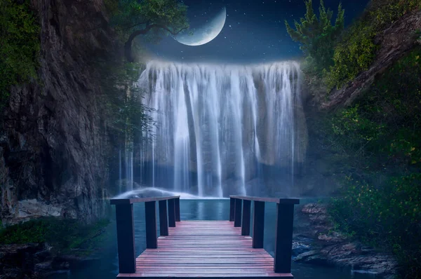 Yarım ay gecesinde şelalenin oradaki tahta köprü çok güzel..