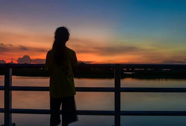 Une Jeune Fille Tient Debout Regarde Coucher Soleil Dans Soirée — Photo