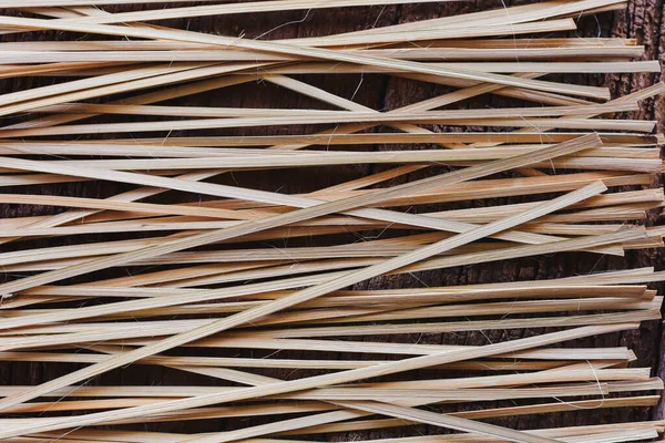 Çekiçlenmiş bambu küçük, güzel çizgilere dönüşür..