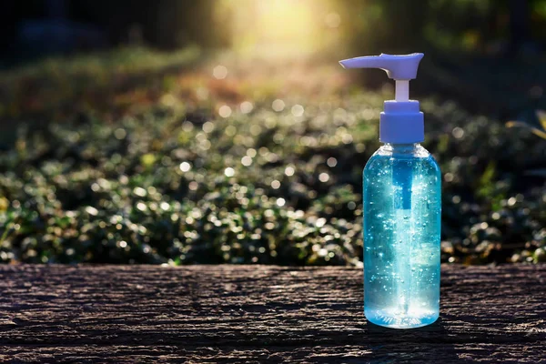 Bir şişe enfeksiyon önleyici el dezenfektanı sabahları ahşap zeminde çok güzel durur..