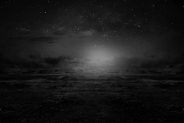 Foto Blanco Negro Campo Estación Seca Una Hermosa Noche Estrellada — Foto de Stock